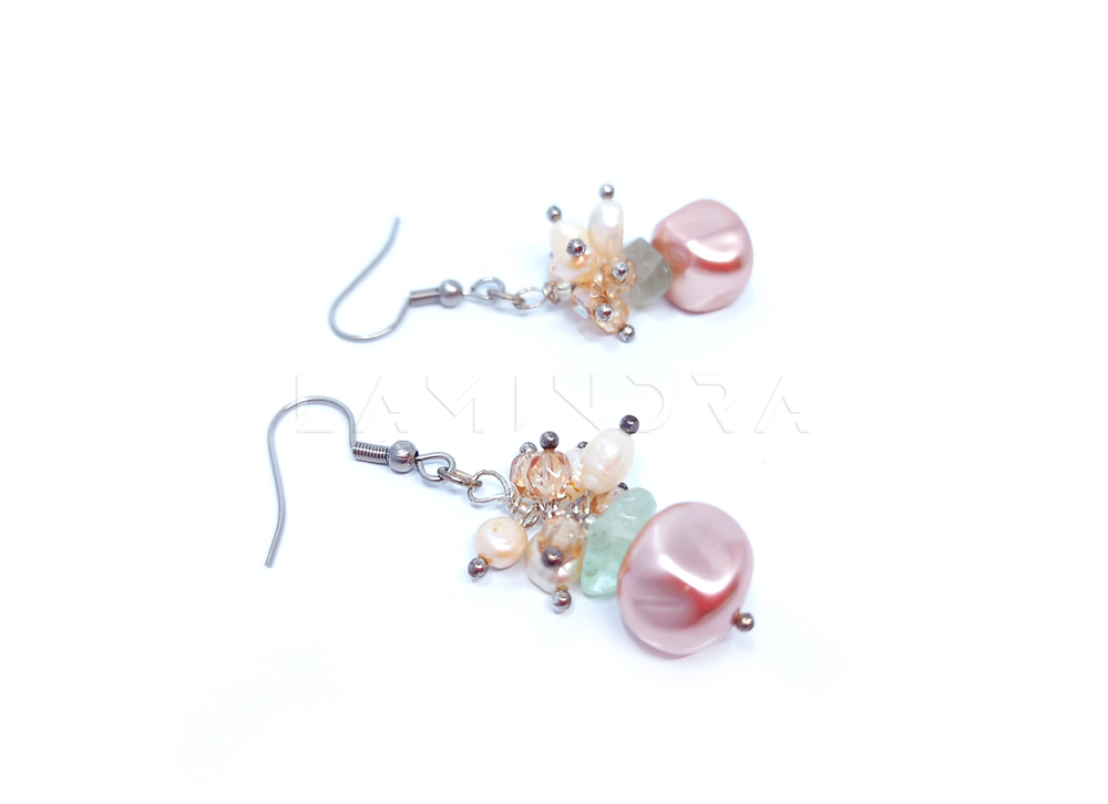 Fülbevalók, kézműves ékszerek: FU043, Nemesacél fülbevaló kagylógyönggyel és barck színű cseh gyöngyökkel